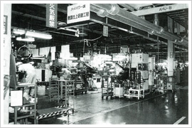 剣工場のスチールリング加工ライン（1982年）